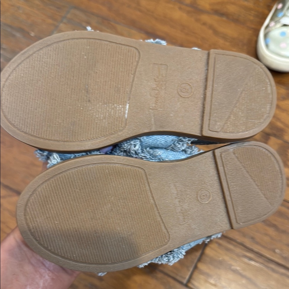 Mini Melissa, Lelli Kelly, Nicole Miller & Carter’s kids shoes - Picture 4 of 16